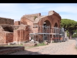 01636 ostia - regio ii - insula vii - teatro (ii,vii,2) - gesehen von der decumanus maximus ri osten - li aufgang - 06-2024.jpg